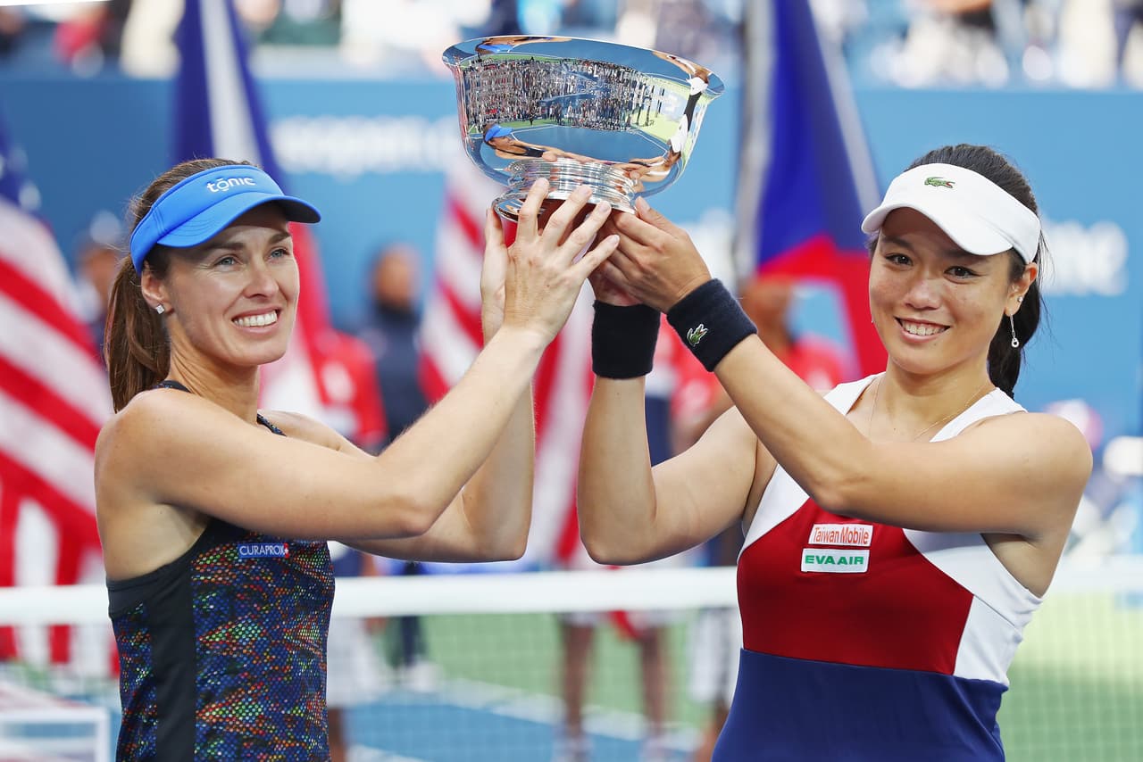 Martina Hingis (izquierda) y Yung-Jan Chan.