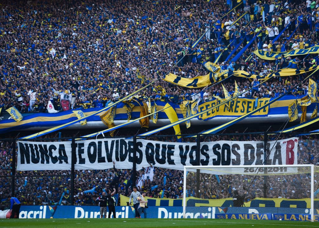 Los fanáticos de Boca Juniors le recordaron a River Plate su descenso del año 2011.