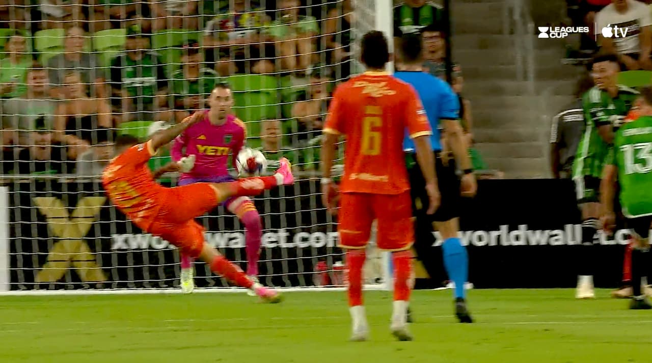 ¡Qué golazo! Aitor García define de volea y el 2-1