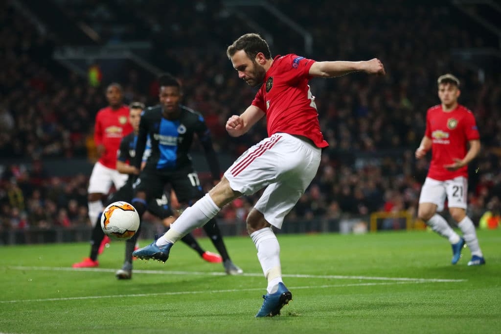 Mata está en todos lados y manda un centro desde la banda izquierda. El United se va al frente desde el principio.