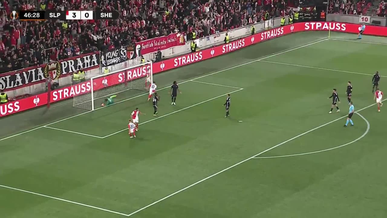 ¡GOL!  anota para Slavia Prague. Ivan Schranz