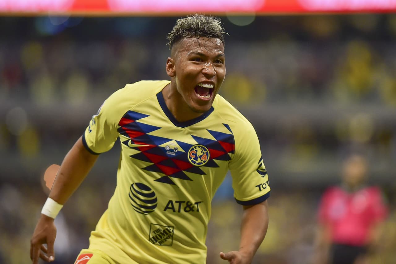 Roger Martínez remata un centro, dentro del área, y vence a 'Trapito' Barovero.