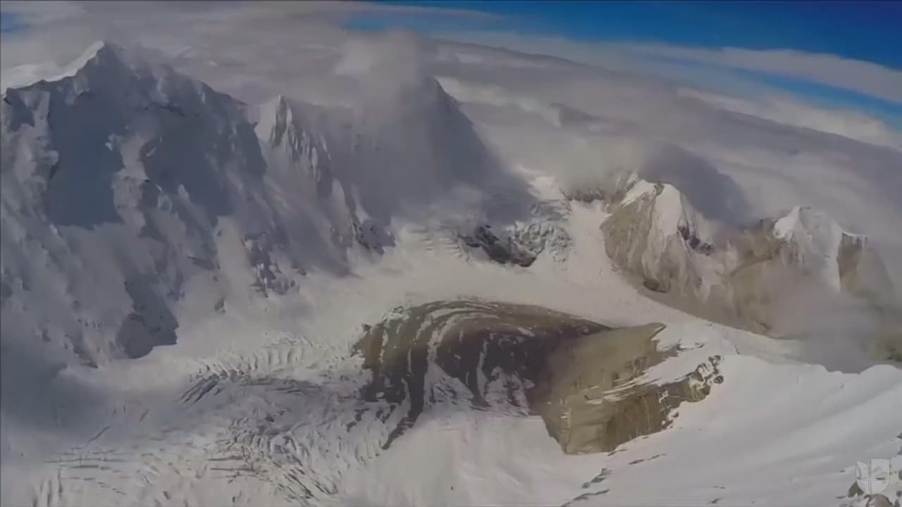 Un ruso realiza un salto que pocos se atreverían desde los Himalayas