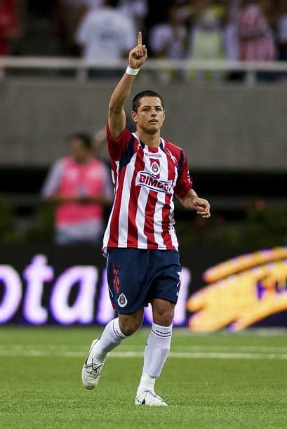 En la liga mexicana el “Chicharito” se convirtió en ídolo de las Chivas, con los rojiblancos anotó 29 goles en 75 juegos disputados; esto le sirvió para ganarse una convocatoria a la selección mayor en el 2009.