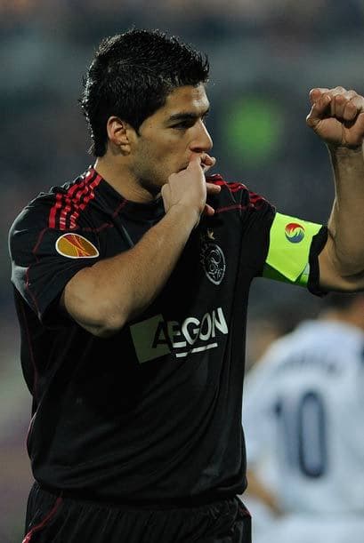 El uruguayo Luis Suárez falló dos penaltis pero hizo un gol en el triunfo de Ajax sobre Anderletch.