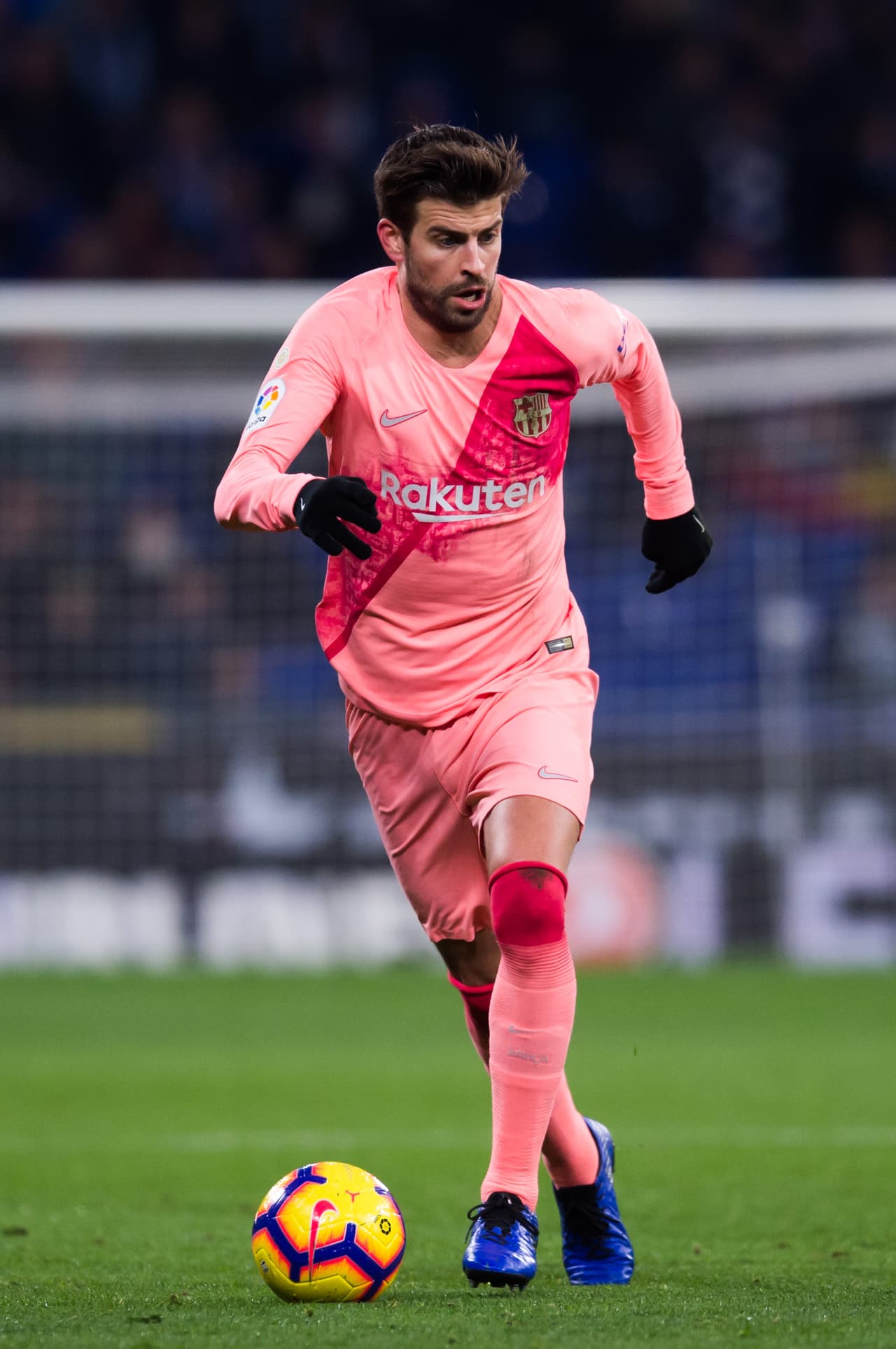 Gerard Piqué vistió una playera con dos tonos en color durazno; incluso el escudo del FC Barcelona perdió sus colores tradicionales, esto en un derbi catalán ante el Espanyol.