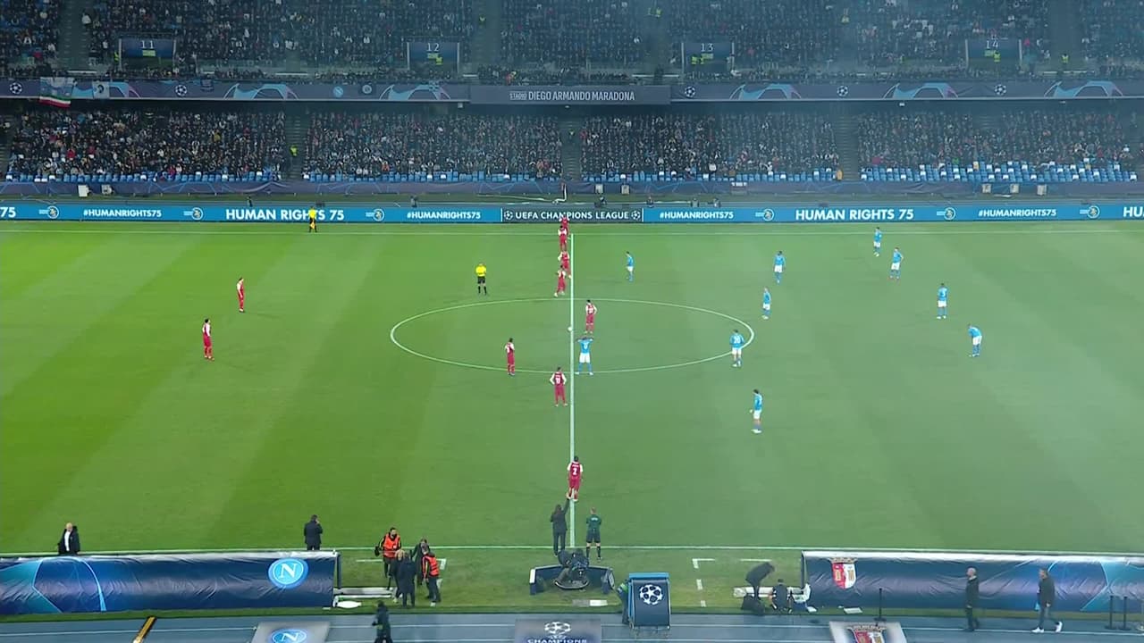 Arranca el partido y la pelota está en juego.