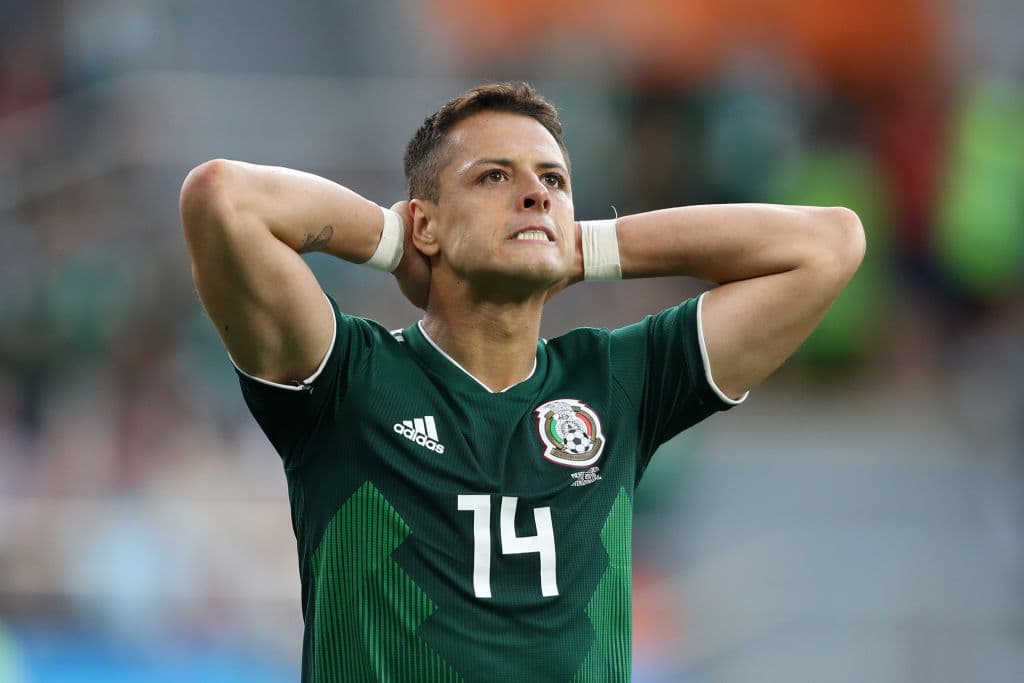 Javier Hernández: 5. El delantero del West Ham trató de conectarse pronto en el partido pero la atenta y oportuna defensa sueca le respiró en la nuca y no le permitió hacer absolutamente nada.