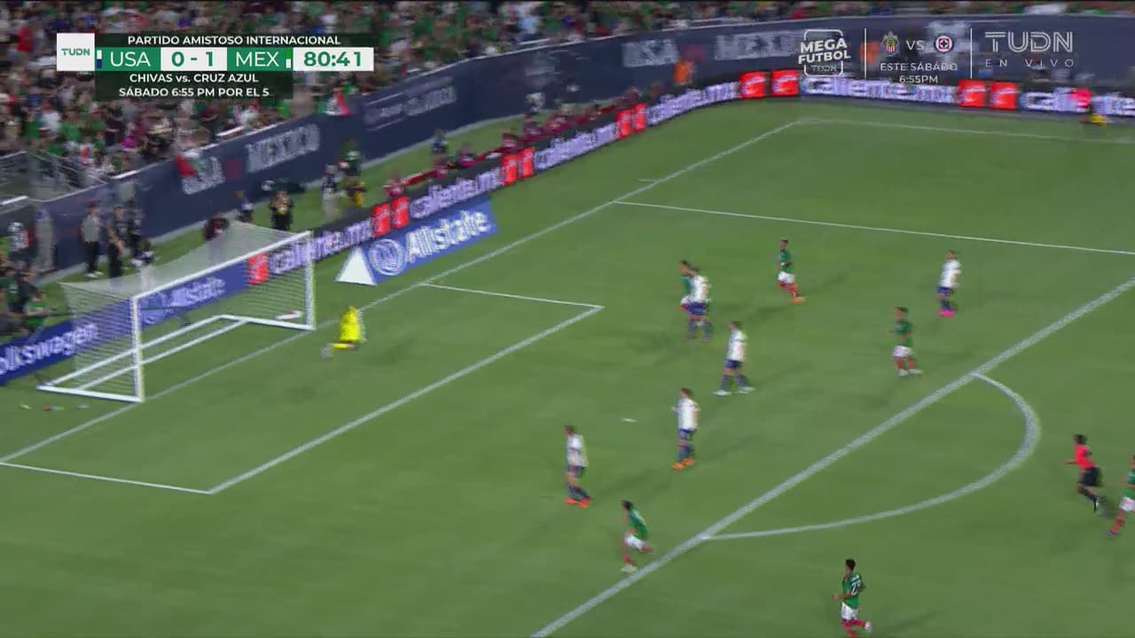 ¡Travesaño! Charly levanta a la afición con el tiro al metal