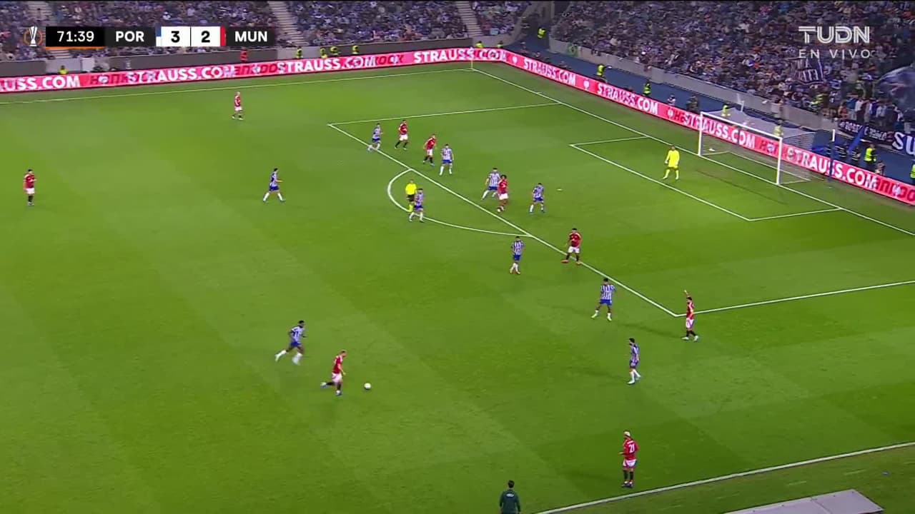 ¡TIRO ATAJADO! disparo por Matthijs de Ligt.