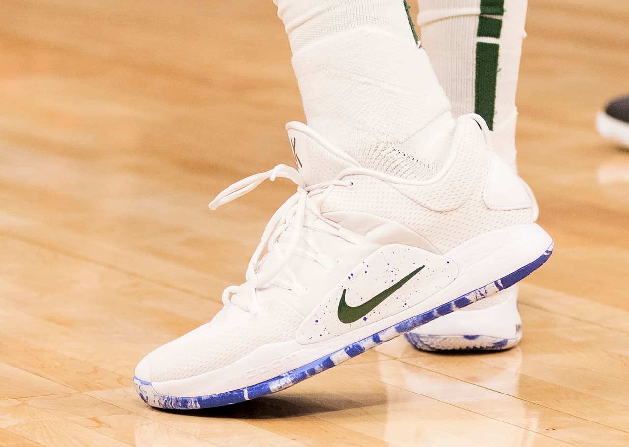 El estelar delantero de los 
<b>Milwaukee Bucks</b> 
<b>Khris Middleton</b> usa unos Nike Hyperdunk X Low.