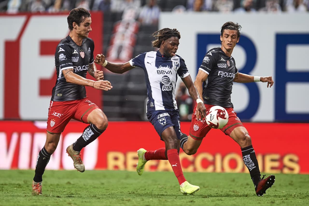 Rayados asfixiaba a los Rayos los últimos minutos del primer tiempo.