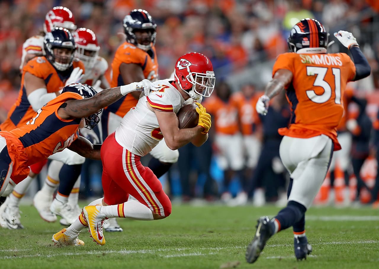 Los Kansas City Chiefs vencen a los Denver Broncos 30-6, pero pierden a Patrick Mahomes por lesión en la rodilla.