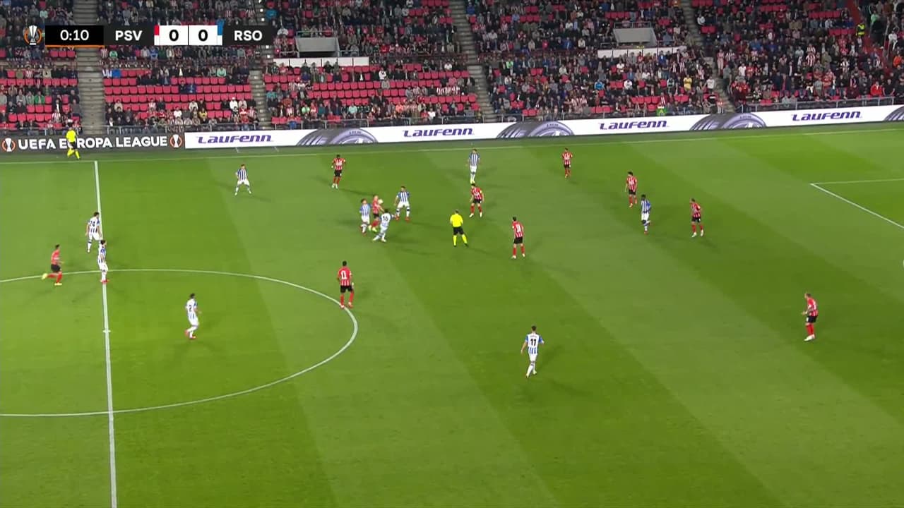 Arranca el partido y la pelota está en juego.