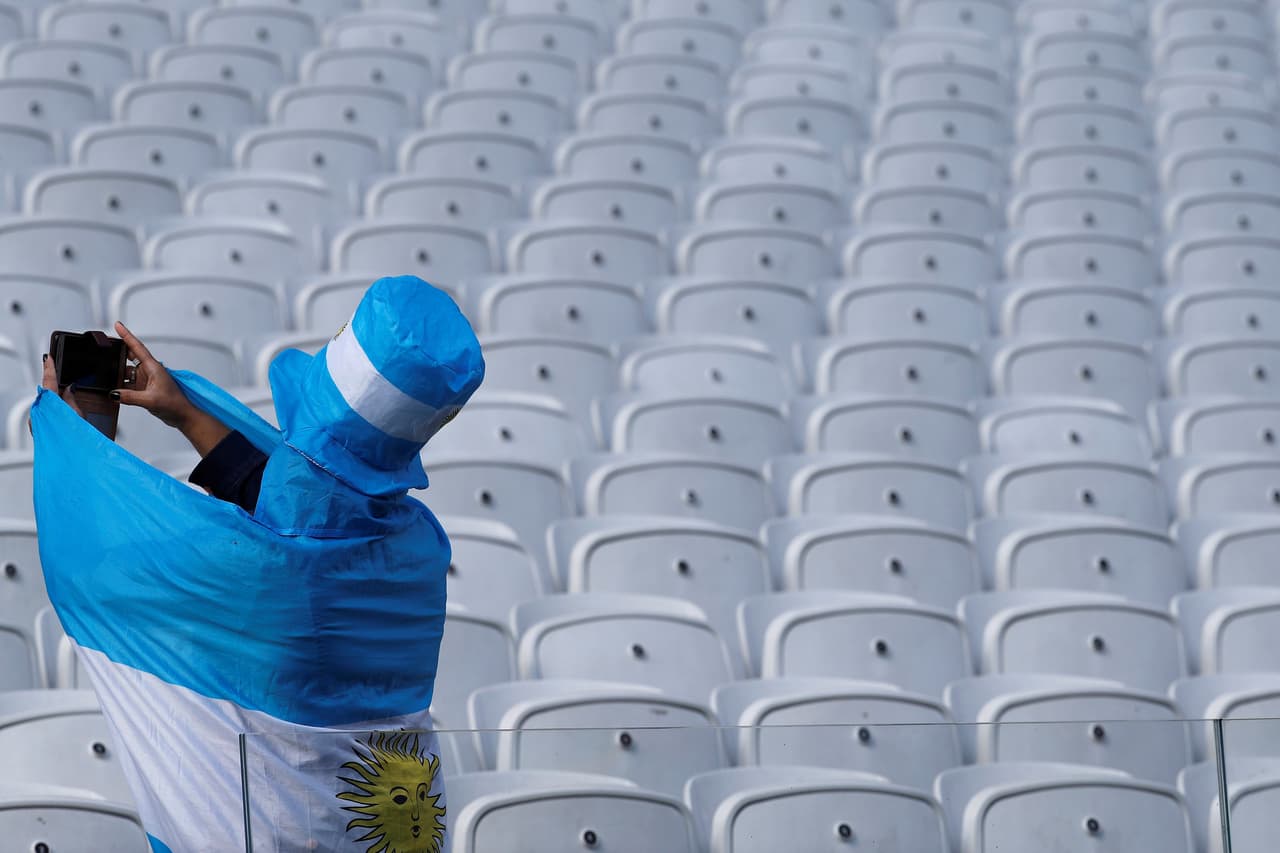 El Arena Corinthians vibró este sábado en la previa del juego entre Argentina y Chile por el tercer lugar de la Copa América. Las dos Finales pasadas en las que La Roja venció aún están en el recuerdo de la Albiceleste, pero más allá de eso se vivió con mucha alegría en las tribunas.