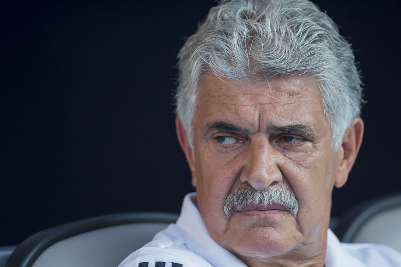 Ricardo Ferreti llegó al banquillo donde se le veia muy tranquilo.