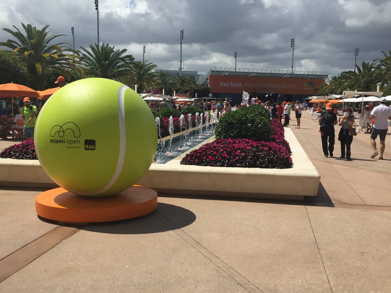 Gran colorido en la Final del Miami Open donde Roger Federer y John Isner disputaron el título en el Hard Rock Stadium de Miami.