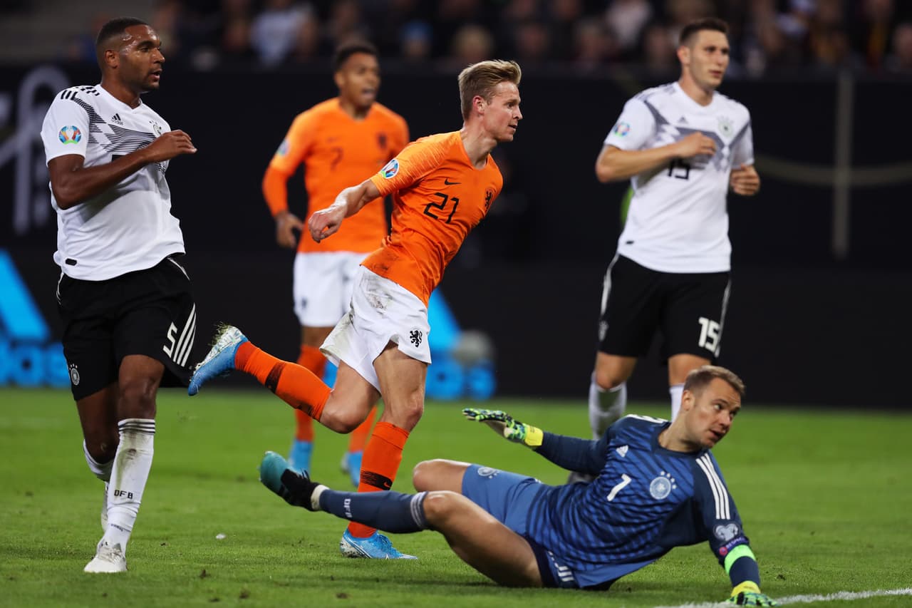 Alemania vencía 1-0 tras un gran primer tiempo pero Holanda mejoró con los cambios de Koeman y remontó en la segunda parte. Frenkie de Jong, Donyell Malen, Georginio Wijnaldum y un autogol de Jonathan Tah permitieron la remontada frente a los germanos que se adelantaron con gol de Gnabry y recortaron distancias gracias al penal bien ejecutado por Toni Kroos.