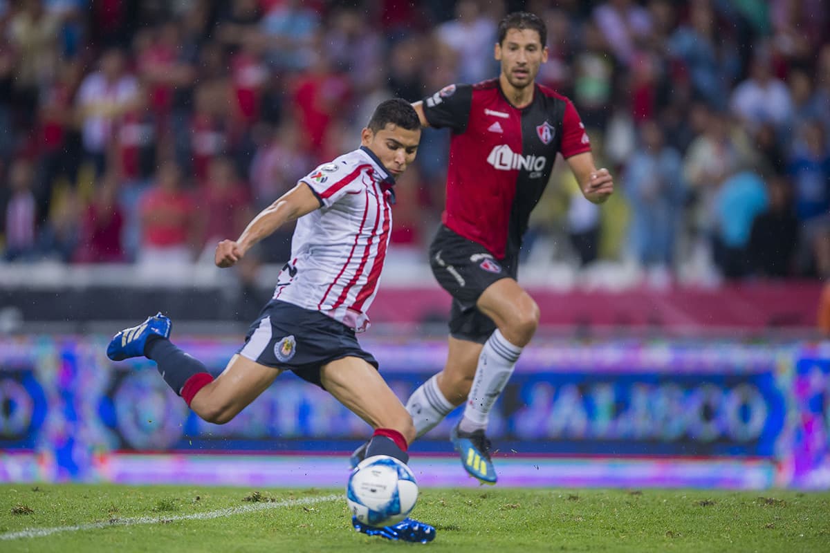 Orbelín Pineda (izquierda) se perfiló en la entrada del área para rematar con su pierna izquierda y enviar el balón al fondo de la red al minuto 63.