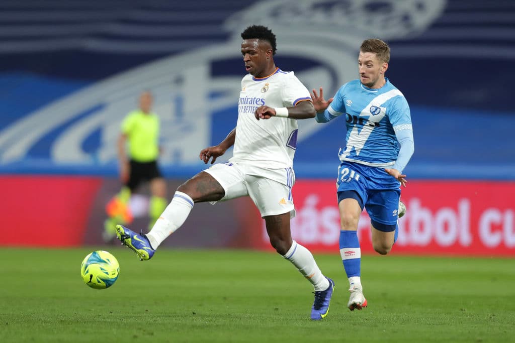 Toni Kroos y karim Benzema adelantan al Real madrid en el primer tiempo y gtras 90 minutos el Madrid logra vencer 2-1 al Rayo Vallecano.