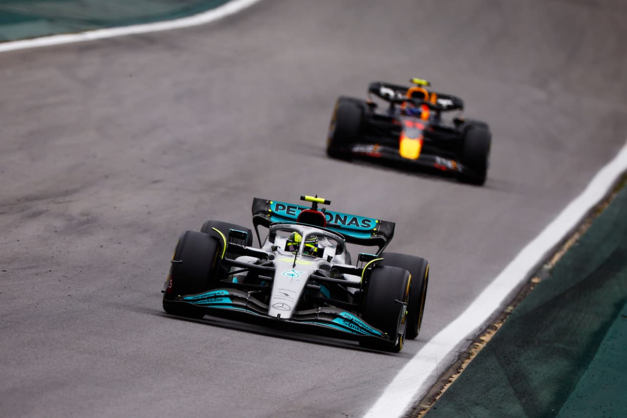 George Russell ganó su primera carrera en la Fórmula 1; Sergio Pérez finalizó séptimo, mientras que Hamilton y Sainz completaron el podio en el GP de Brasil.