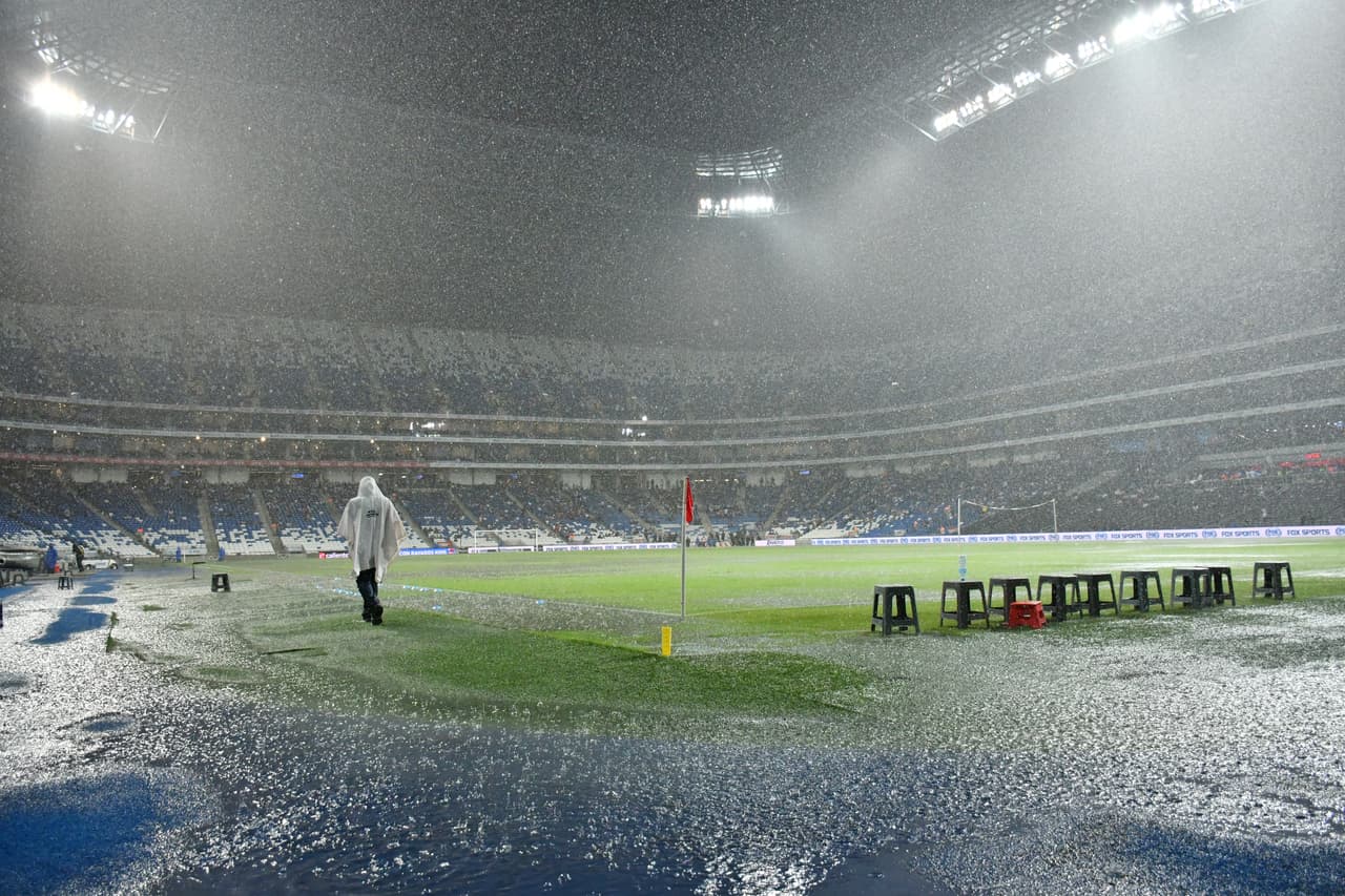 Por más de que algunos encargados del equipo local intentaran trabajar en su drenaje.