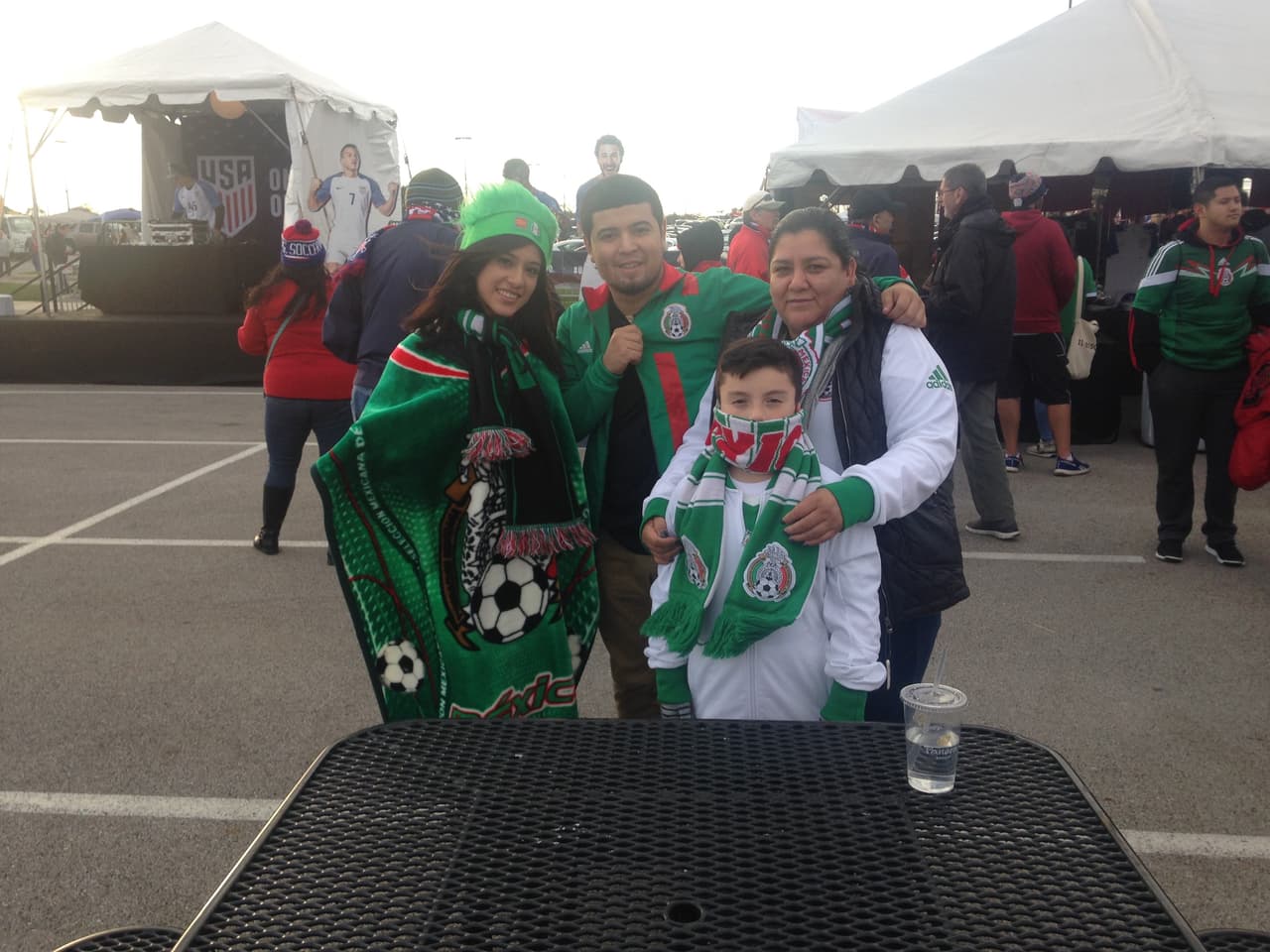 Familias enteras sortean el frío de Columbus para apoyar al Tri.