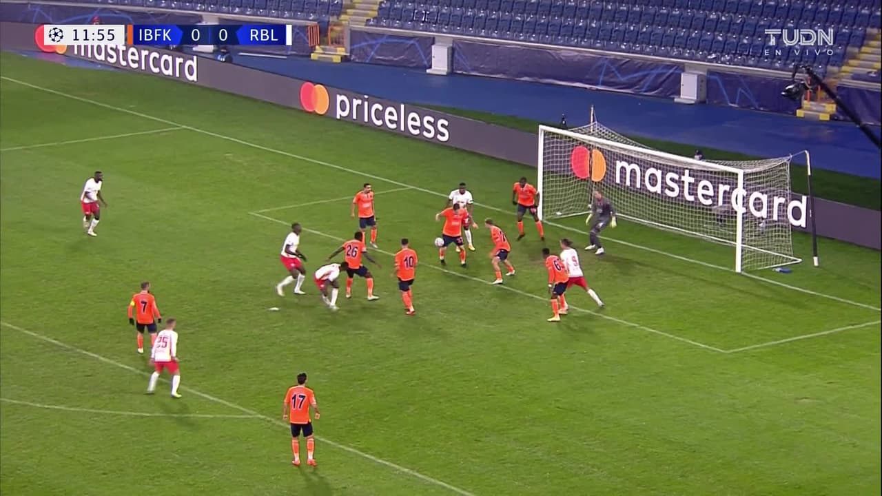 ¡TIRO ATAJADO! disparo por Yussuf Poulsen.