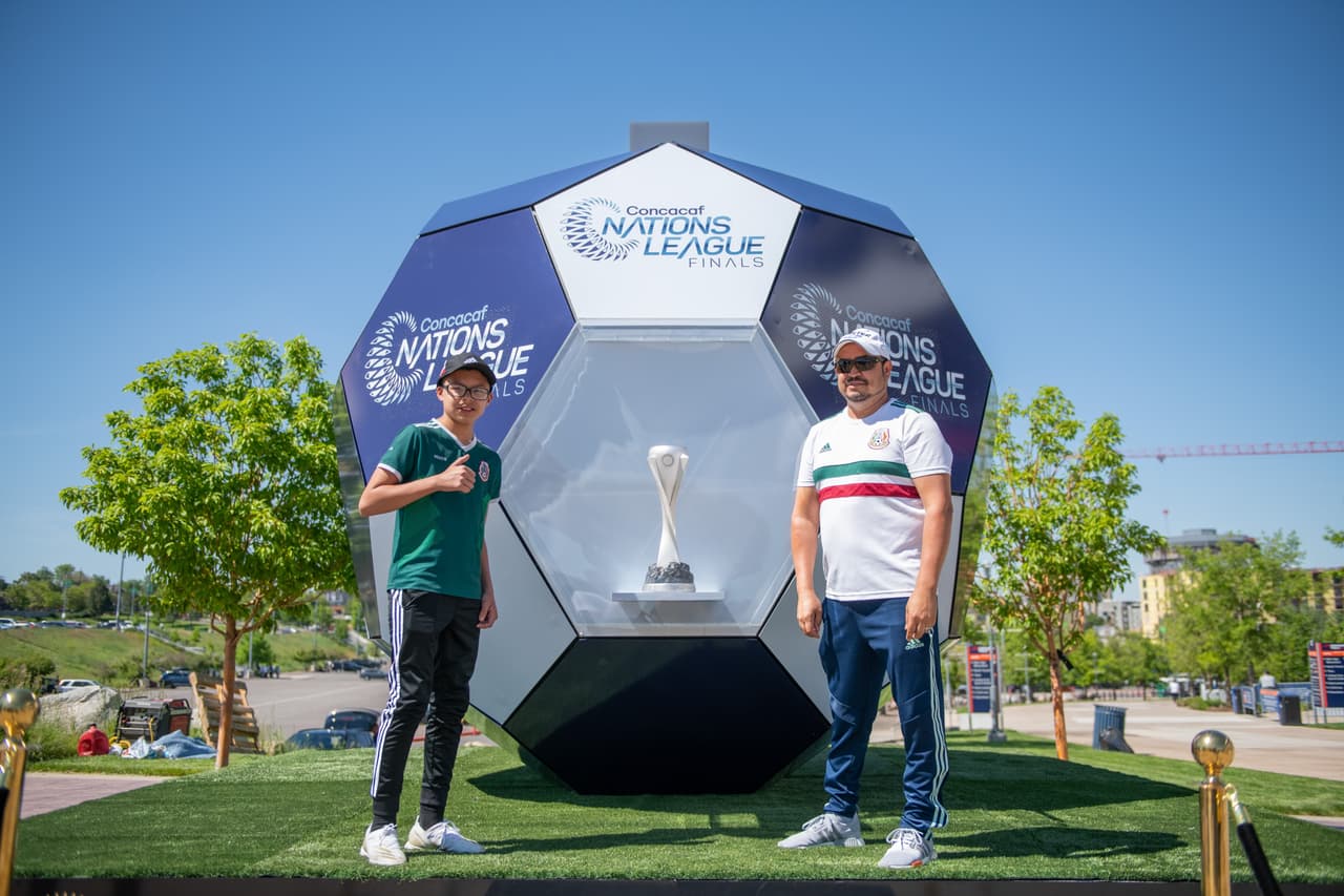 Mexicanos y costarricenses apoyan a sus selecciones en el duelo de semifinales entre el Tri y los Ticos.