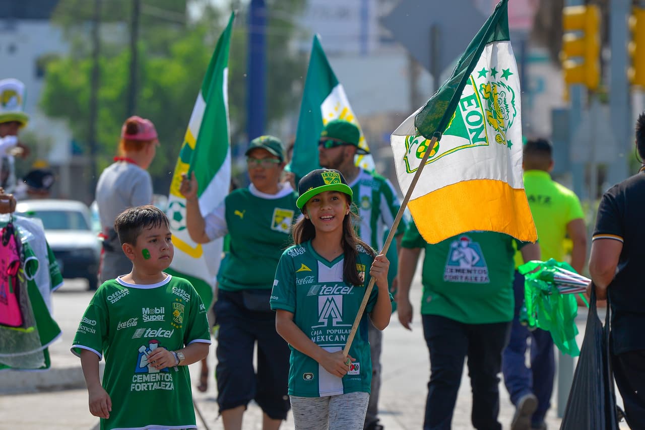 A pocos minutos de la Final del Clausura 2019 entre León y Tigres así viven los fanáticos la llegada al estadio.