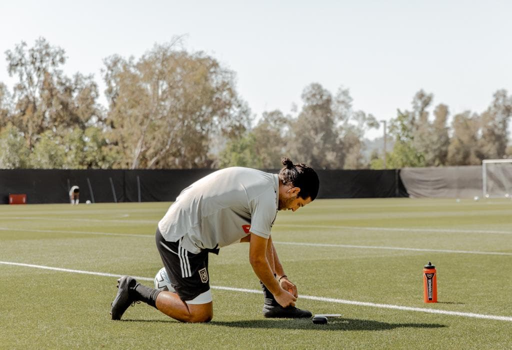 Por primera vez desde la cuarentena el talentoso delantera mexicano pudo entrenar al aire libre en las instalaciones del club.