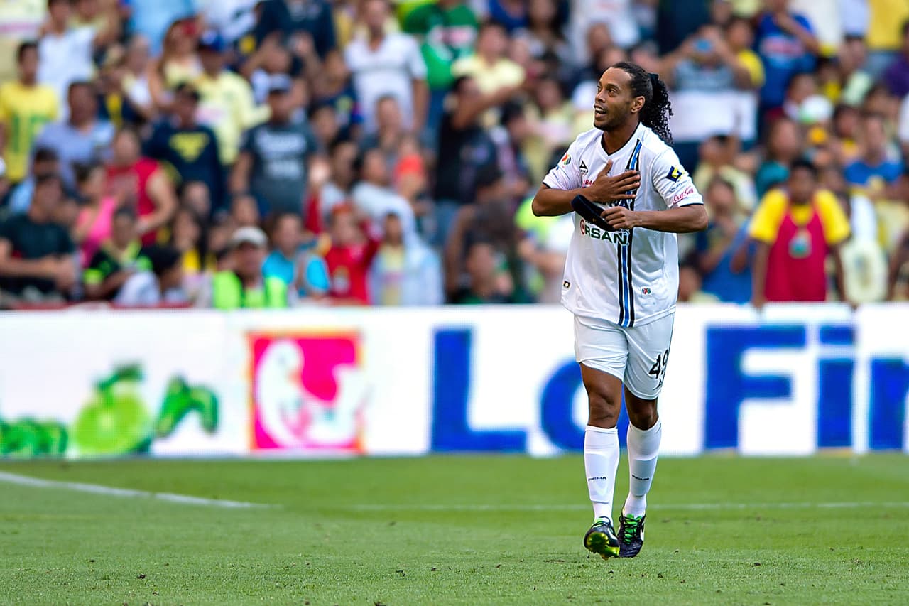 <b>¡Gallo por siempre!</b>
<br>- Quizá quedó a deber, pero aquella tarde hizo que todos se pusieran de pie.
<br>- Cuando Ronaldinho estuvo en México y partió, dejó en claro que Querétaro formó parte importante de su vida.