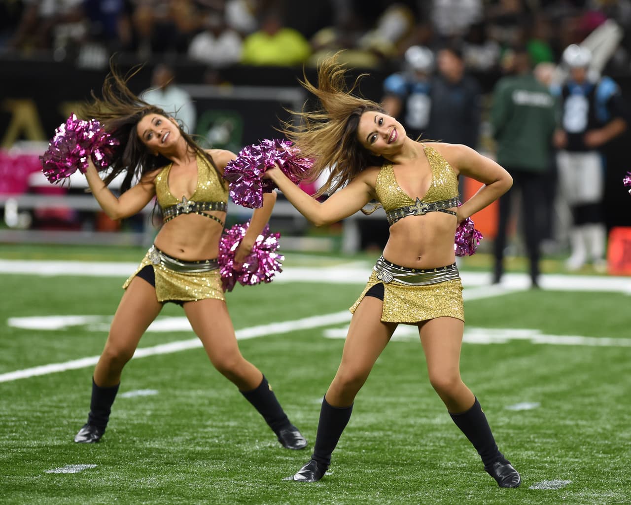 Las porristas de los New Orleans Saints sacaron a relucir los pompones en rosa.