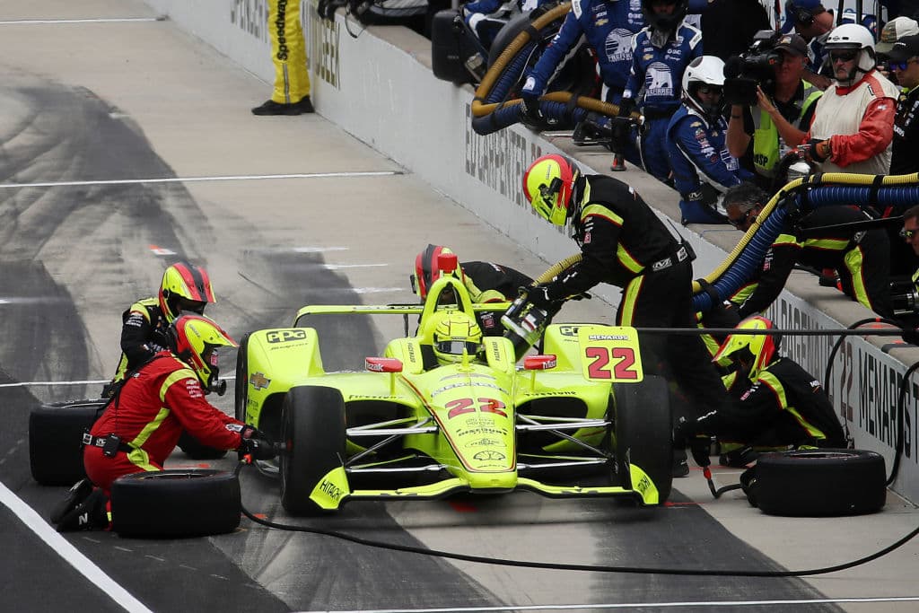 El francés Simon Pagenaud lideró en 116 de las 200 vueltas para coronarse campeón de la edición 108 de la carrera que corresponde a la IndyCar Series. Pagenaud es el primer francés desde que lo hiciera Rene Thomas en 1914. En Indianapolis se registran cinco ganadores franceses, aunque Gil de Ferran en 2003 y Gaston Chevrolet en 1920, aunque nacieron en Francia, se les tiene tomados en cuenta como de otras nacionalidades. Estas son las mejores imágenes de la carrera y los festejos de Pagenaud del equipo de Roger Penske.