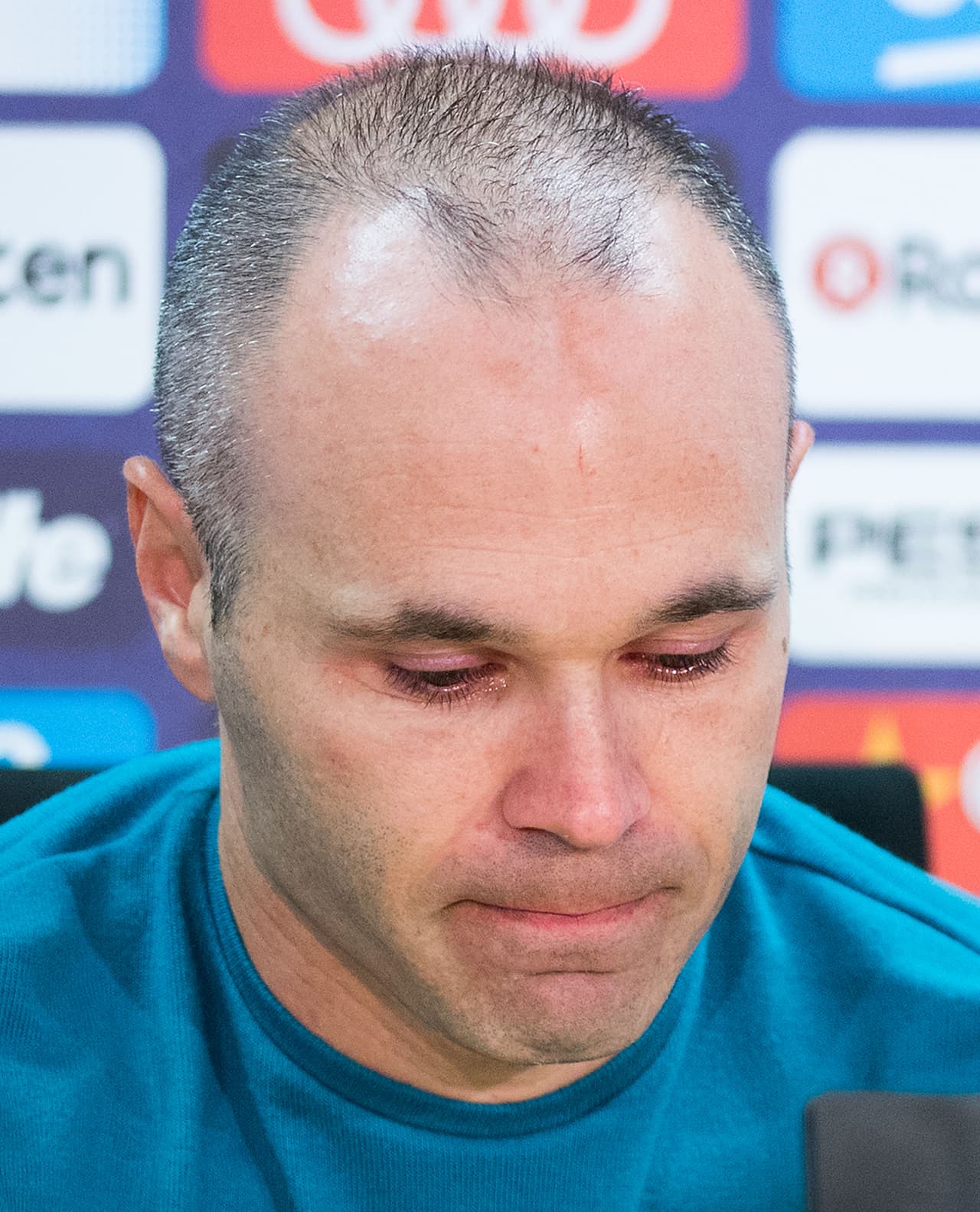 "Hay cosas por hablar y por cerrar. Lo único que sé es que nunca competiría contra mi club, por lo tanto todos los escenarios que no sean europa pueden ser", añadió.