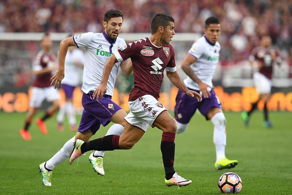 Iago Falque (derecha) del Torino, contra Hrvoje Milic de Fiorentina y Carlos Salcedo en segundo plano.