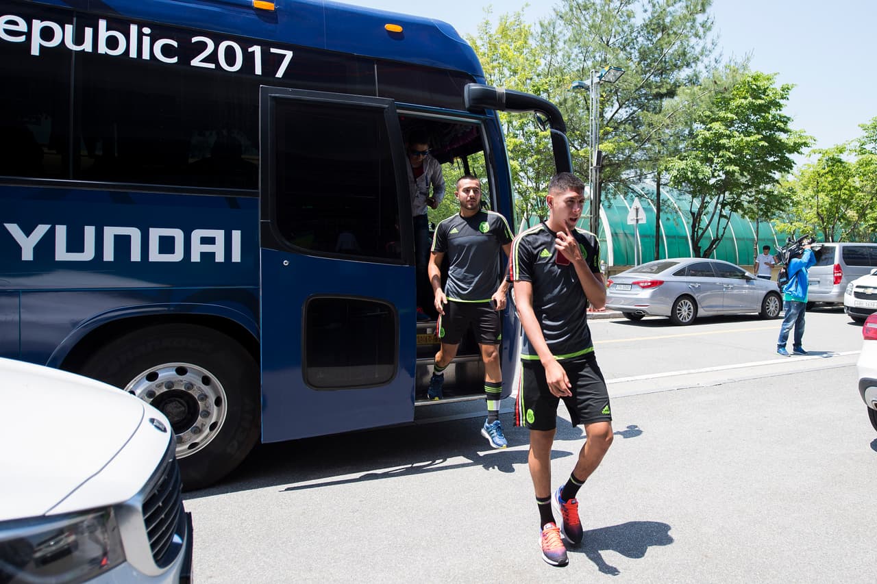 Los integrantes del 'Tri' llegaron al estadio en medio de la expectativa propia de una cita mundialista.