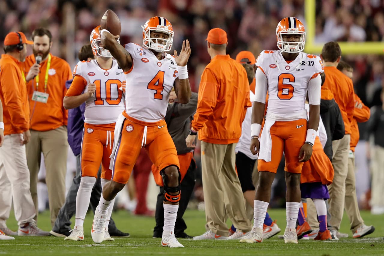 Deshaun Watson # 4 de los Tigres de Clemson calienta antes de entrar a la ofensiva tras ir en desventaja contra el Alabama.
