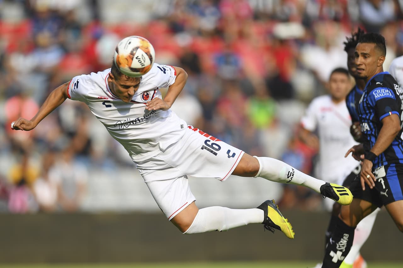 Veracruz tuvo intentos en busca del empate, uno de ellos con este cabezazo de Lampros Kontogiannis.