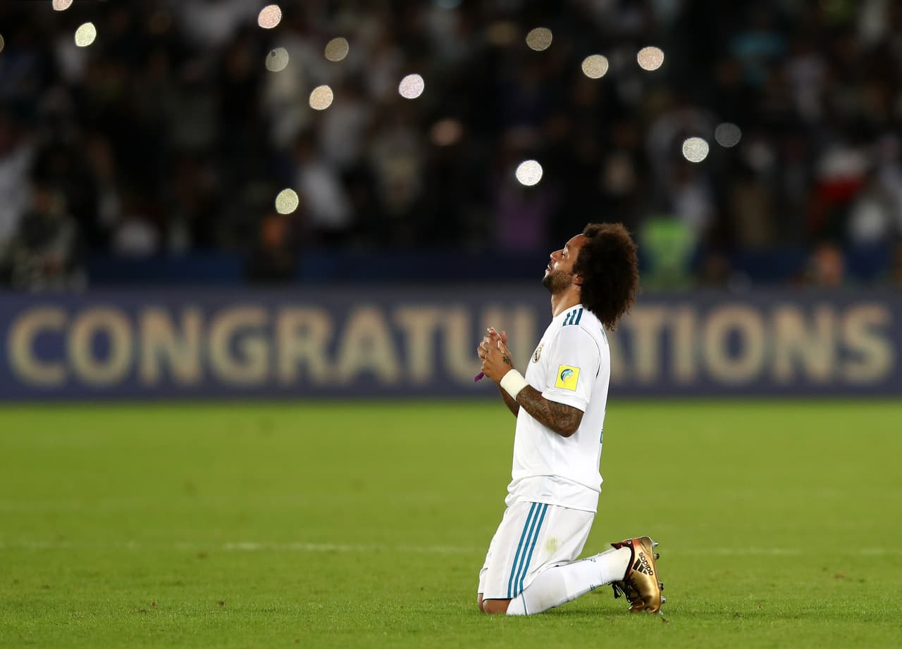 Previo al arranque del juego, Marcelo realiza una plegaria al centro del campo.