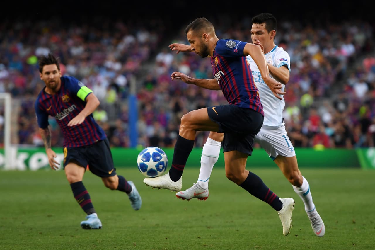 Con jugadores de tanto poder ofensivo en el rival, el 'Chucky' tuvo que jugar por momentos muy retrasado y apoyando en marca.