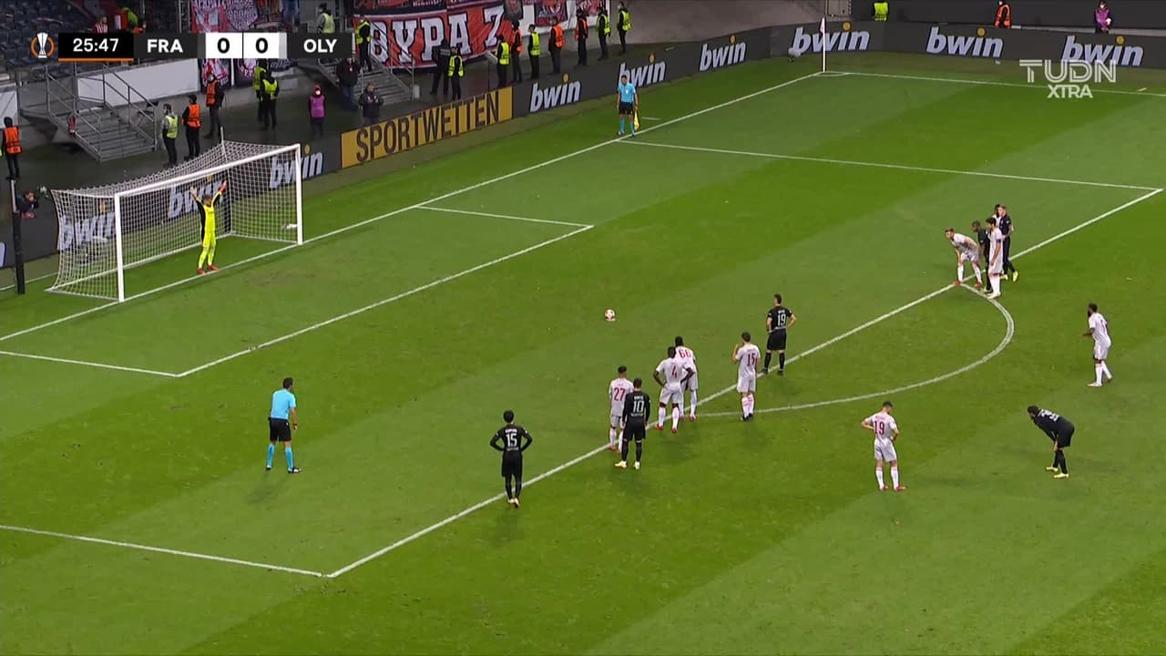 ¡Gol del Eintracht! Santos Borré abrió el marcador ante Olympiakos