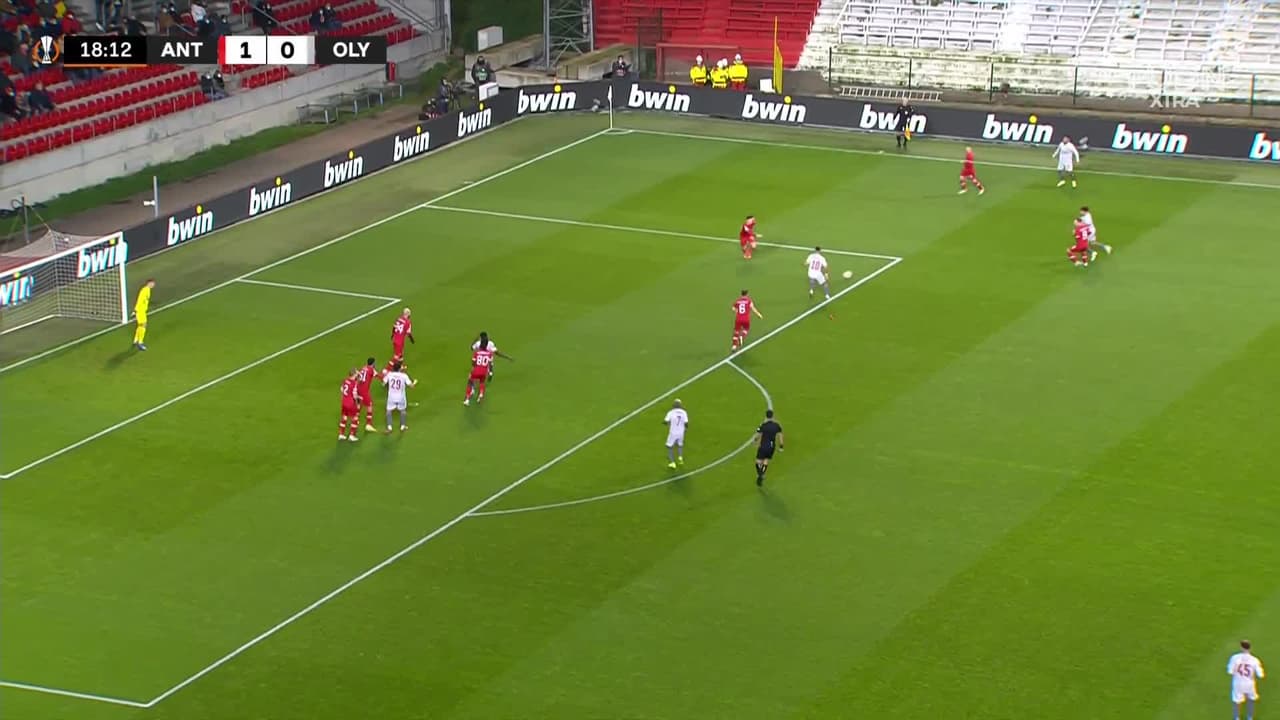 ¡TIRO ATAJADO! disparo por Yann M'Vila.