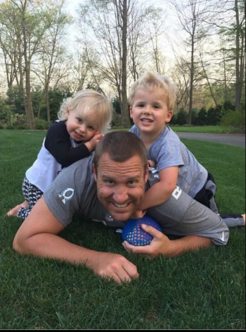 Ben Roethlisberger, quarterback de Pittsburgh Steelers, es capturado por sus hijos Bailey y Benjamin Jr.