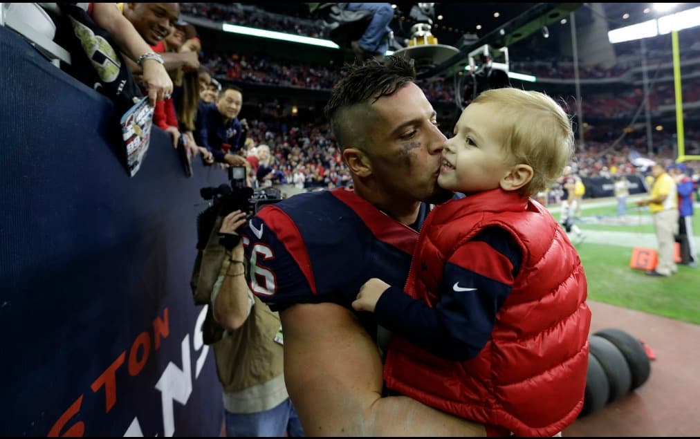 Brian Cushing, linebacker de Houston Texans, comparte su alegría con su hijo Cayden luego de una victoria sobre Jacksonville.