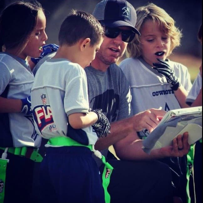 Carson Palmer, quarterback de Arizona Cardinals, es entrenador de Flag football y su hijo por supuesto es quarterback.