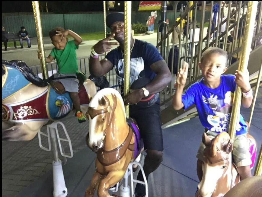 Devin Hester tiene todos los récords NFL como regresador de patadas. Aquí es tiempo de divertirse con sus hijos Devin Junior y Drayton.