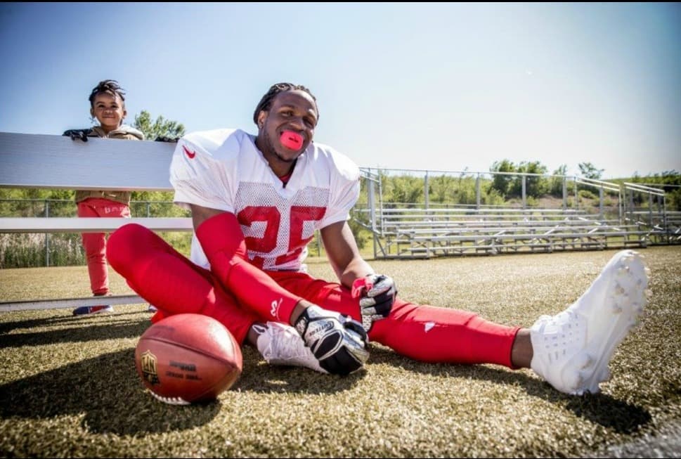 Jamaal Charles, corredor de Kansas City Chiefs, tiene todo el apoyo por parte de su hija.