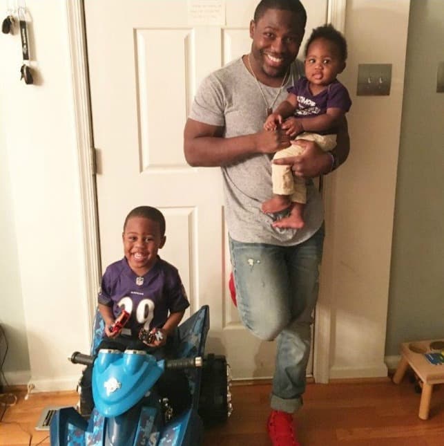 Justin Forsett, corredor de Baltimore Ravens, juega con sus hijos Juda y Zion.