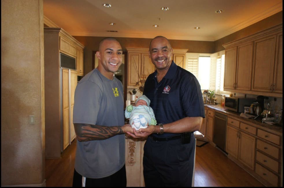 Tres generaciones. Kellen Winslow (a la derecha) estrella ala cerrada de San Diego Chargers en los setenta y ochenta; su hijo Kellen Jr. que también jugó en la NFL y que ahora muestra a su hijo Jalen.